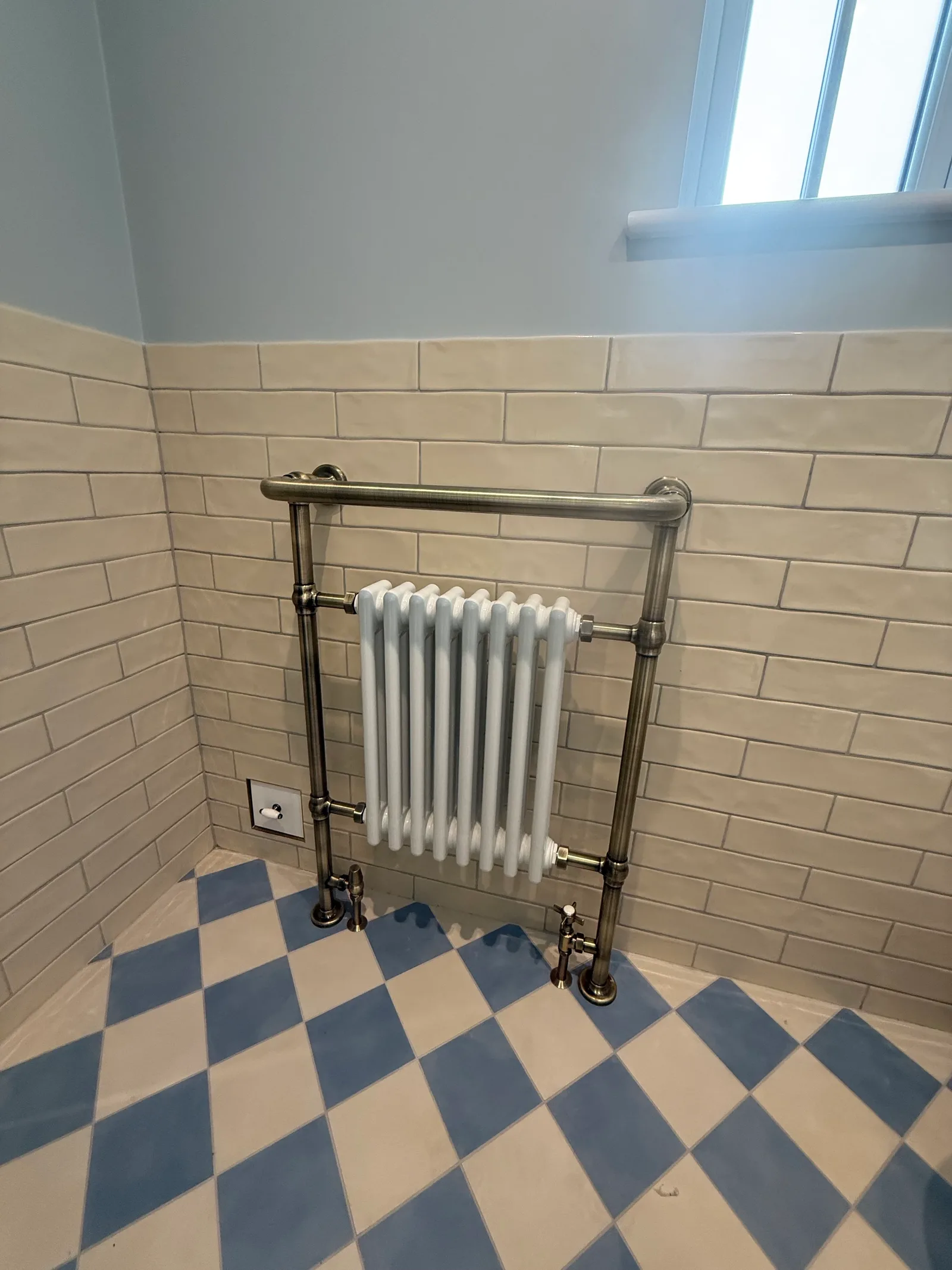Floor-standing column radiator installation